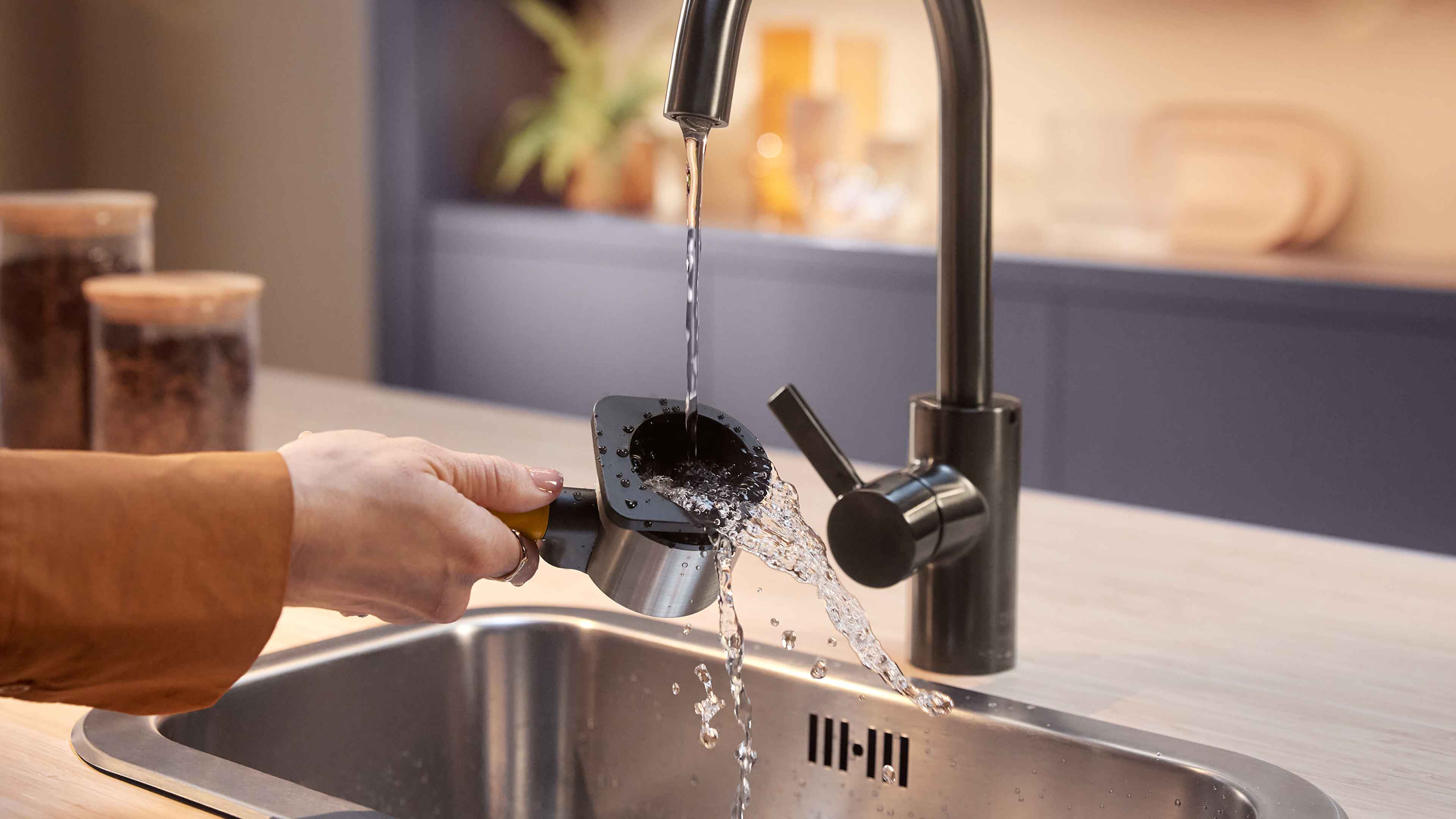 Het reinigen van de Philips Baristina zetgroep onder stromend water, gericht op gebruiksvriendelijk onderhoud. Het reinigen van de Philips Baristina zetgroep onder stromend water, gericht op gebruiksvriendelijk onderhoud.