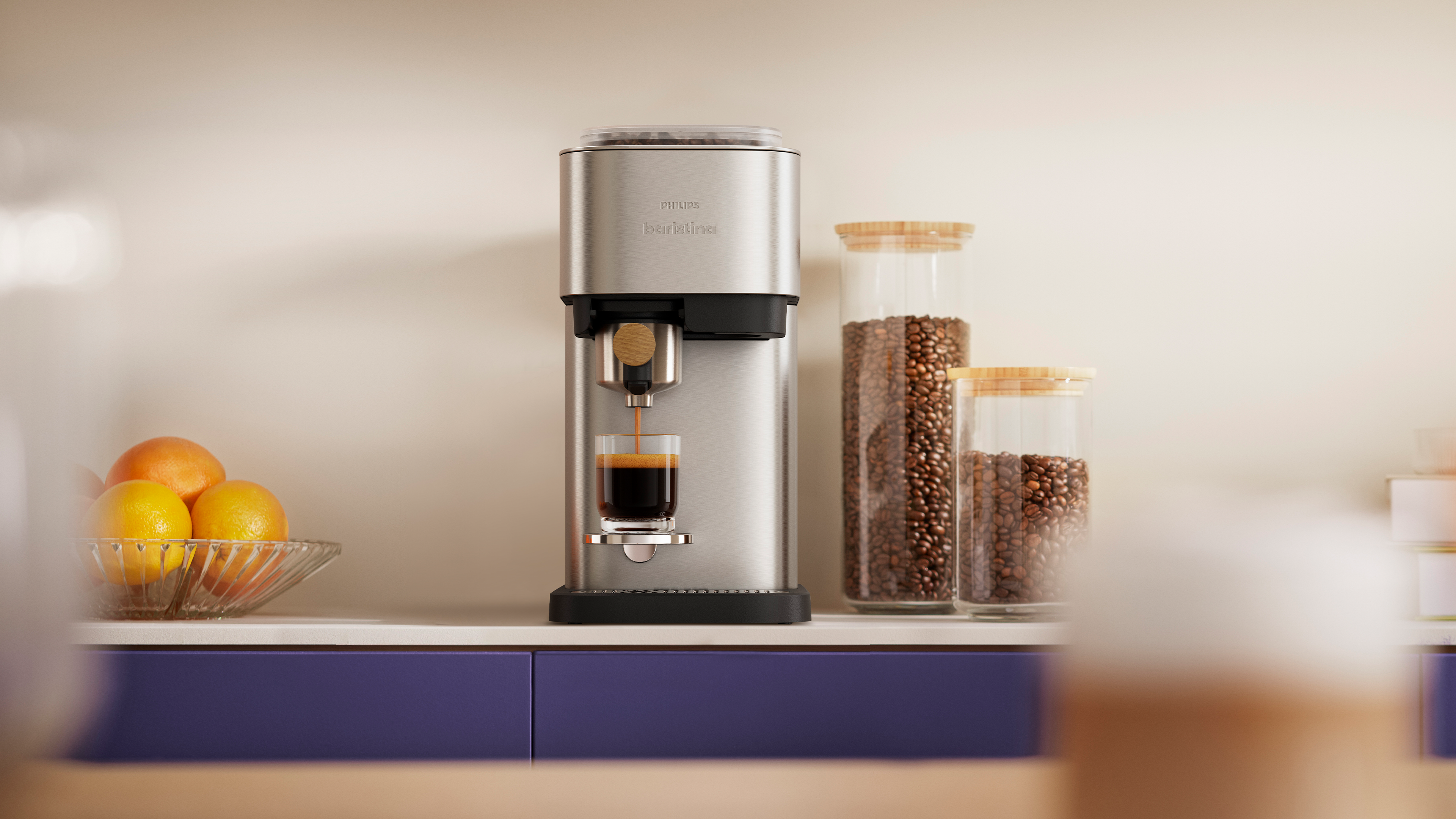 Baristina Plus koffiemachine zet espresso op een stijlvol aanrecht, omringd door koffiebonen en verse sinaasappels – perfect voor moderne koffieliefhebbers. Baristina Plus koffiemachine zet espresso op een stijlvol aanrecht, omringd door koffiebonen en verse sinaasappels – perfect voor moderne koffieliefhebbers.