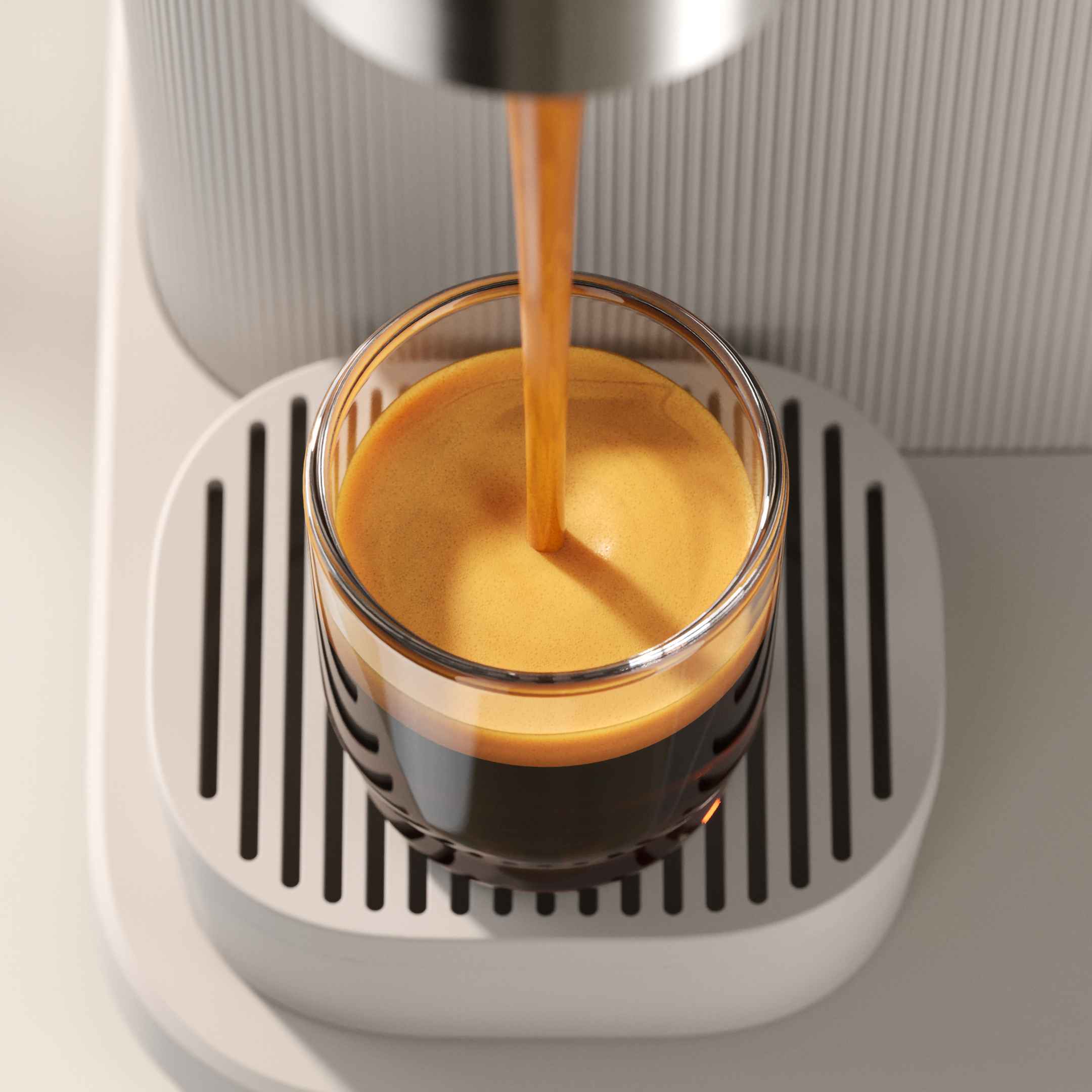 Philips Baristina Kaffeemaschine brüht Espresso in klares Glas, zeigt dicke, goldene Crema. Philips Baristina Kaffeemaschine brüht Espresso in klares Glas, zeigt dicke, goldene Crema.