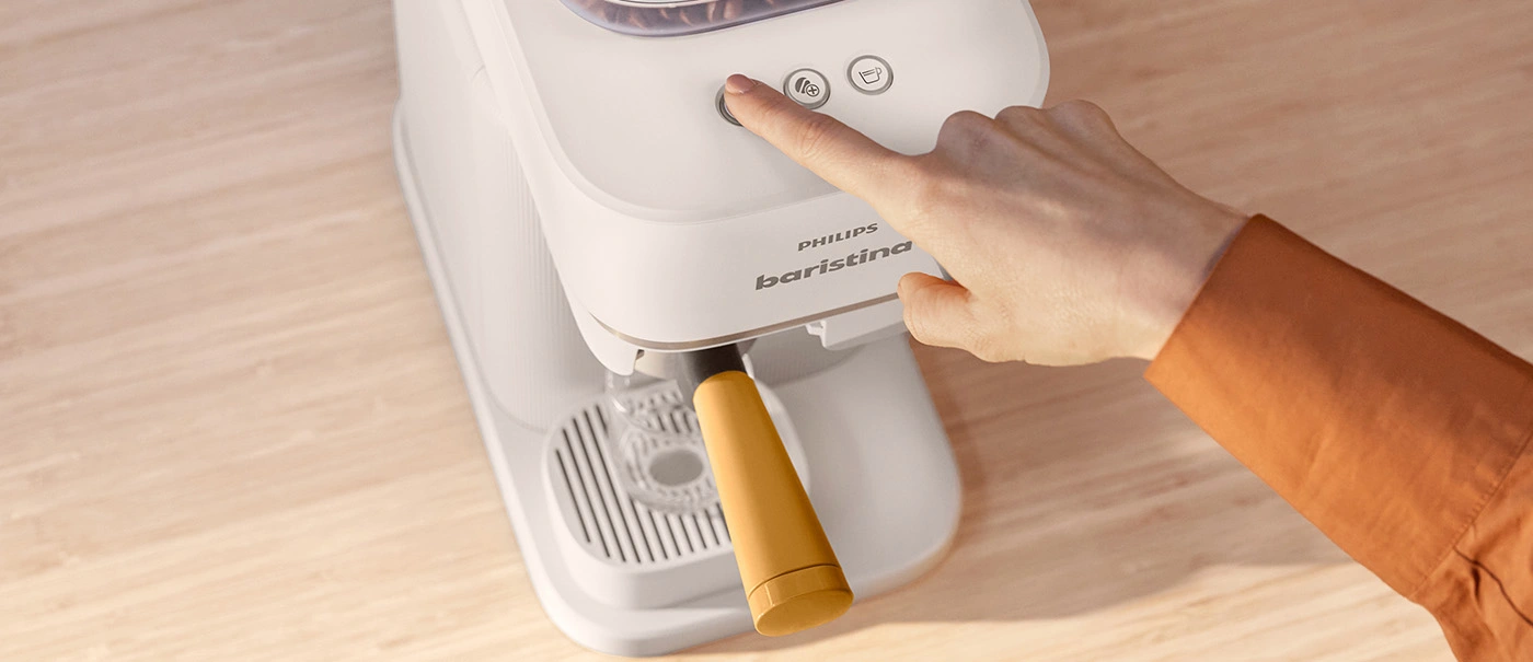 Iemand die espresso gaat zetten met een Baristina machine Iemand die espresso gaat zetten met een Baristina machine