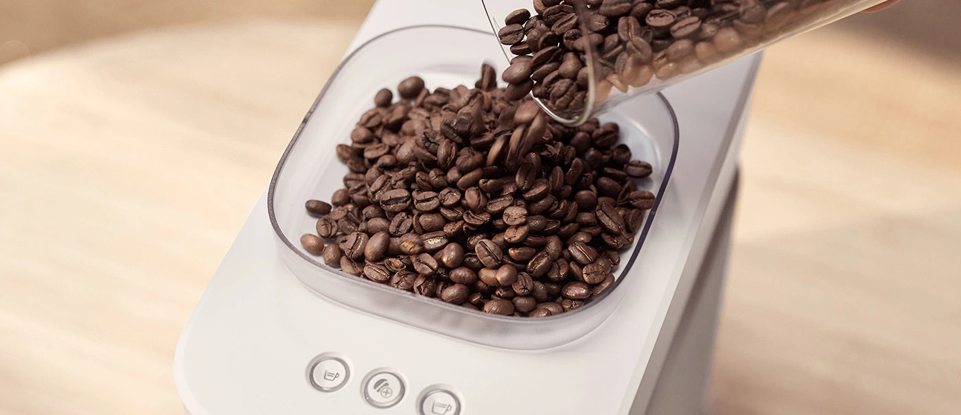 Processus d'introduction des grains dans la machine à expresso Baristina Processus d'introduction des grains dans la machine à expresso Baristina