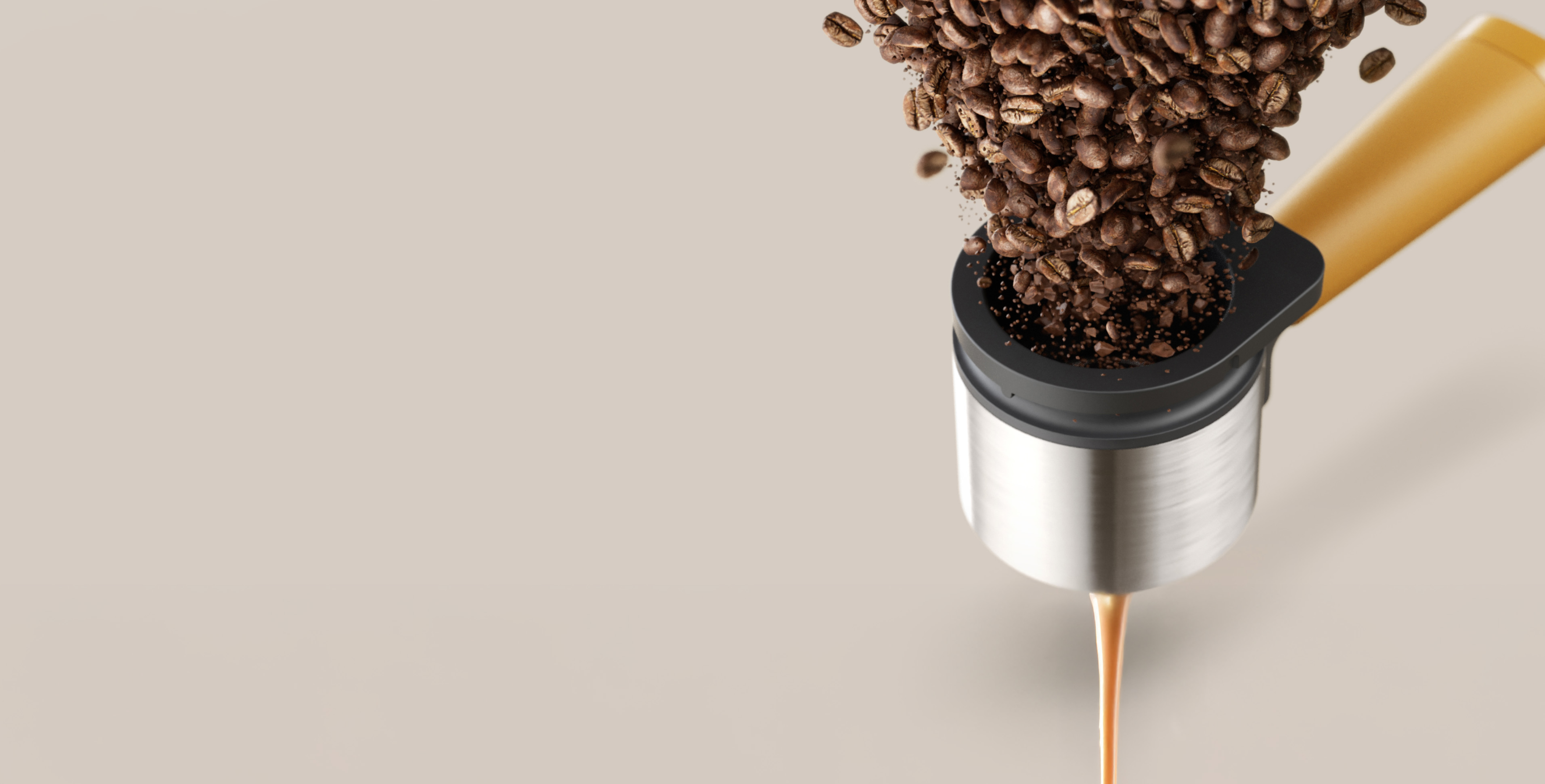 Kaffeebohnen, die in den Siebträger der Baristina Esspressomaschine fallen Kaffeebohnen, die in den Siebträger der Baristina Esspressomaschine fallen